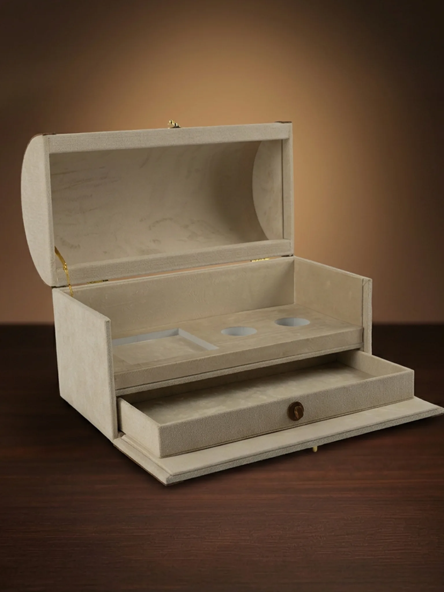 Bespoke Hand-Embroidered Box 2 (صندوق التطريز الفاخر المخصص 2)
