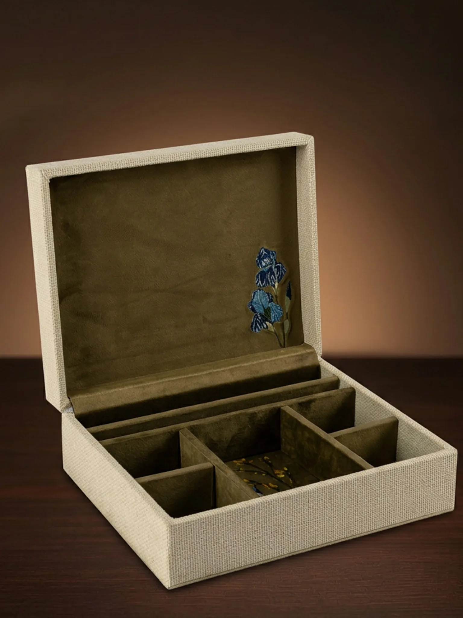 Bespoke Hand-Embroidered Box 3 (صندوق التطريز الفاخر المخصص 3)