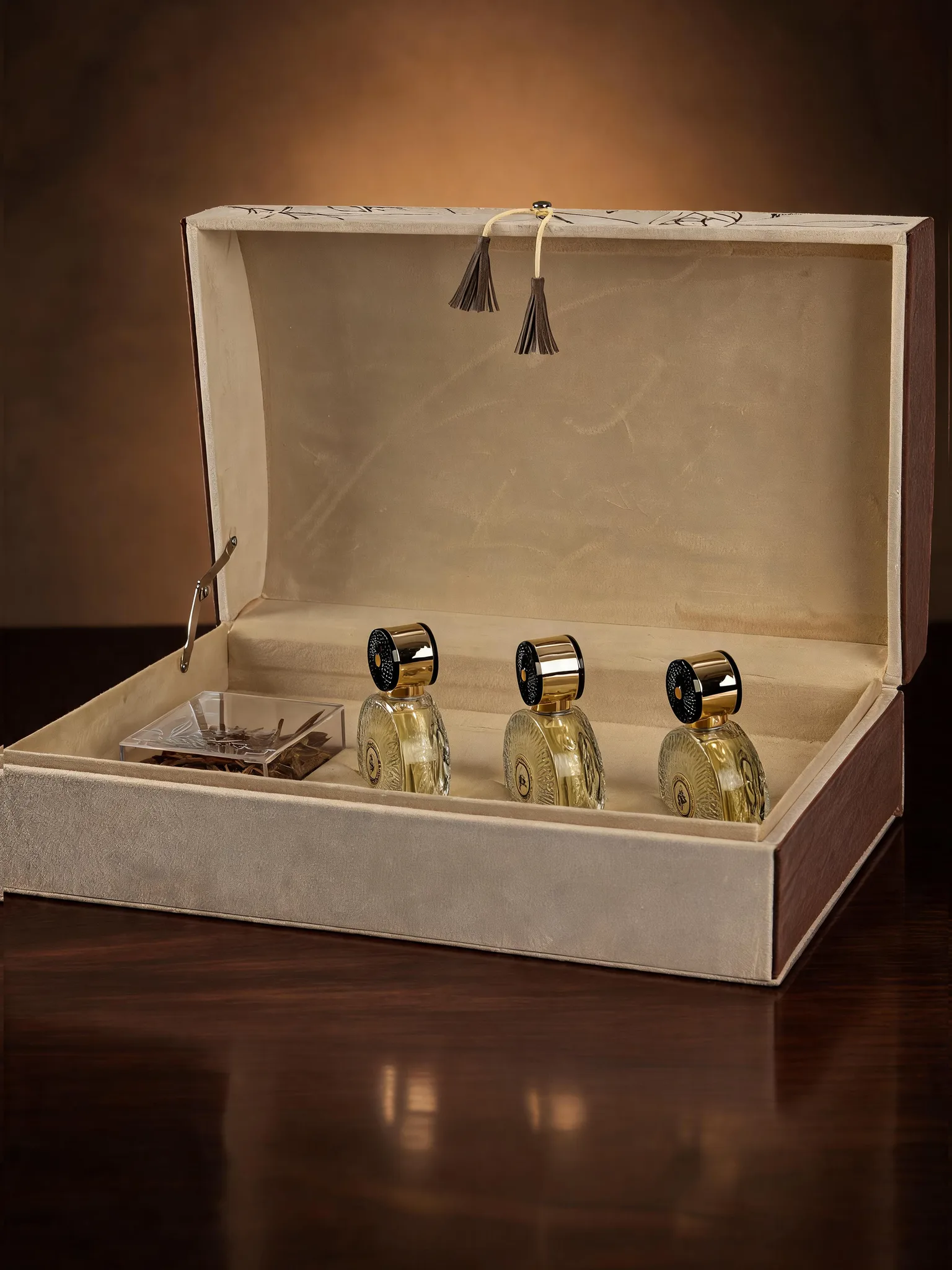 Bespoke Hand-Embroidered Box 4 (صندوق التطريز الفاخر المخصص 4)