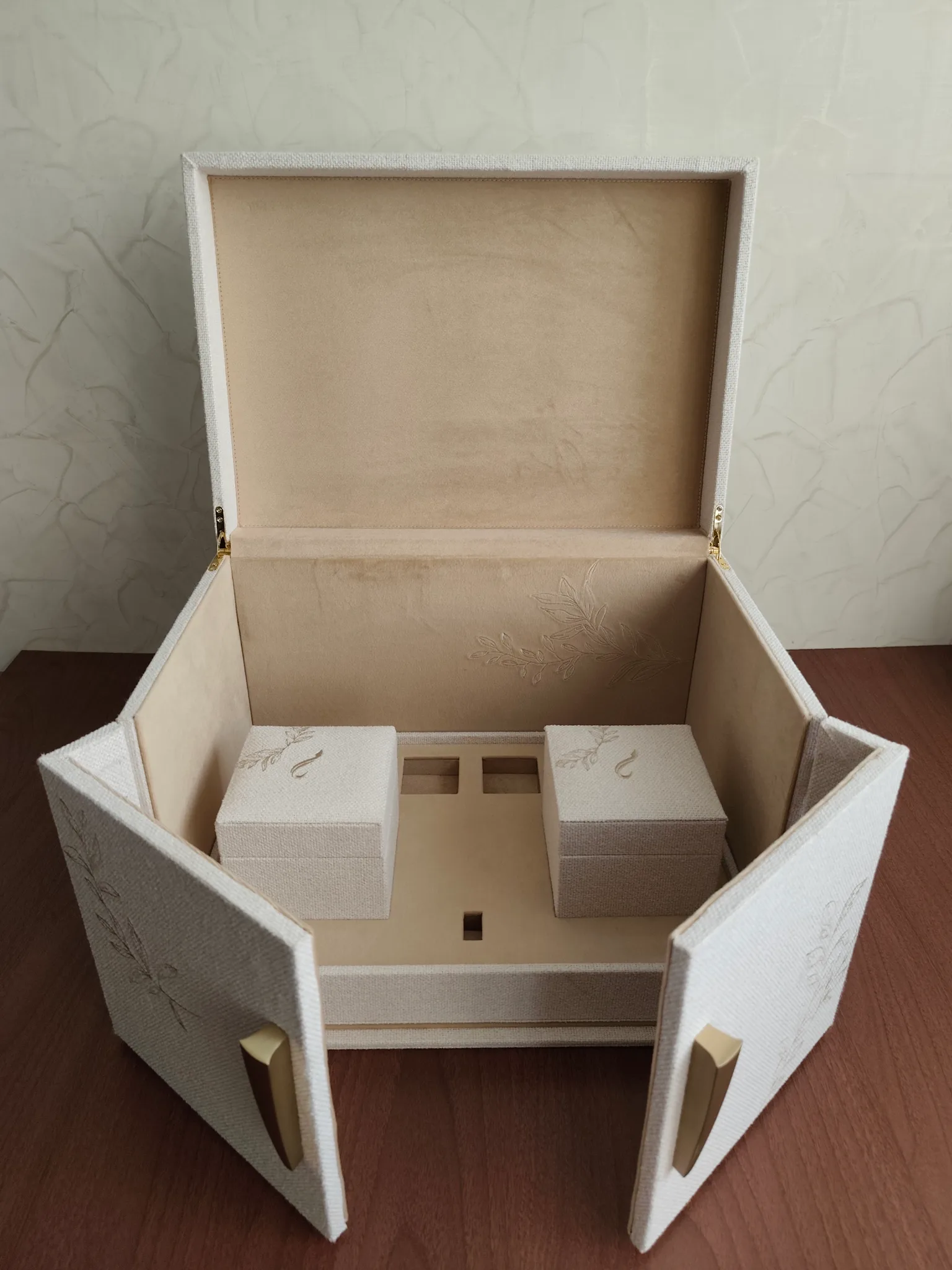 Bespoke Hand-Embroidered Box 7 (صندوق التطريز الفاخر المخصص 7)