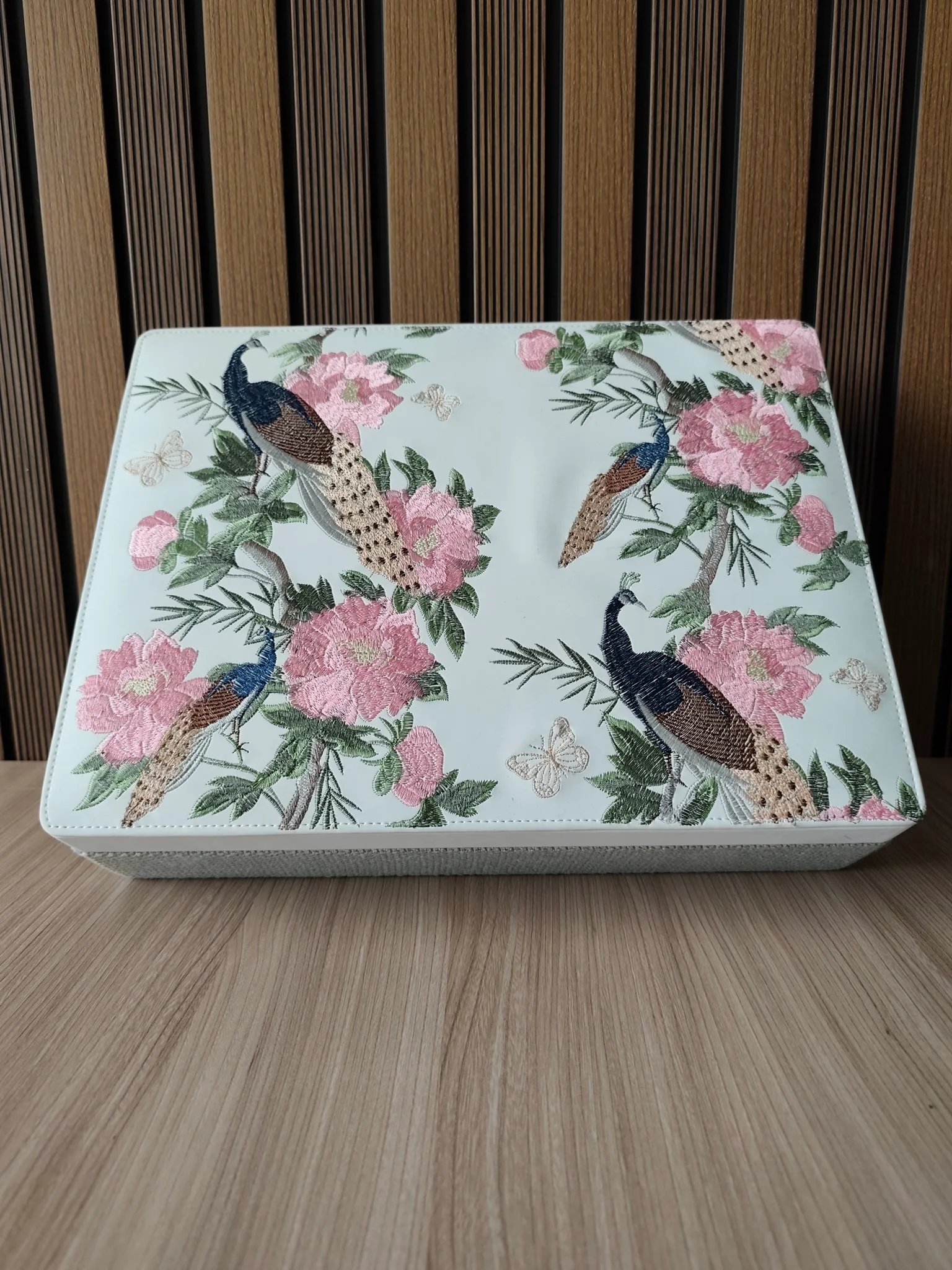 Bespoke Hand-Embroidered Box 8 (صندوق التطريز الفاخر المخصص 8)