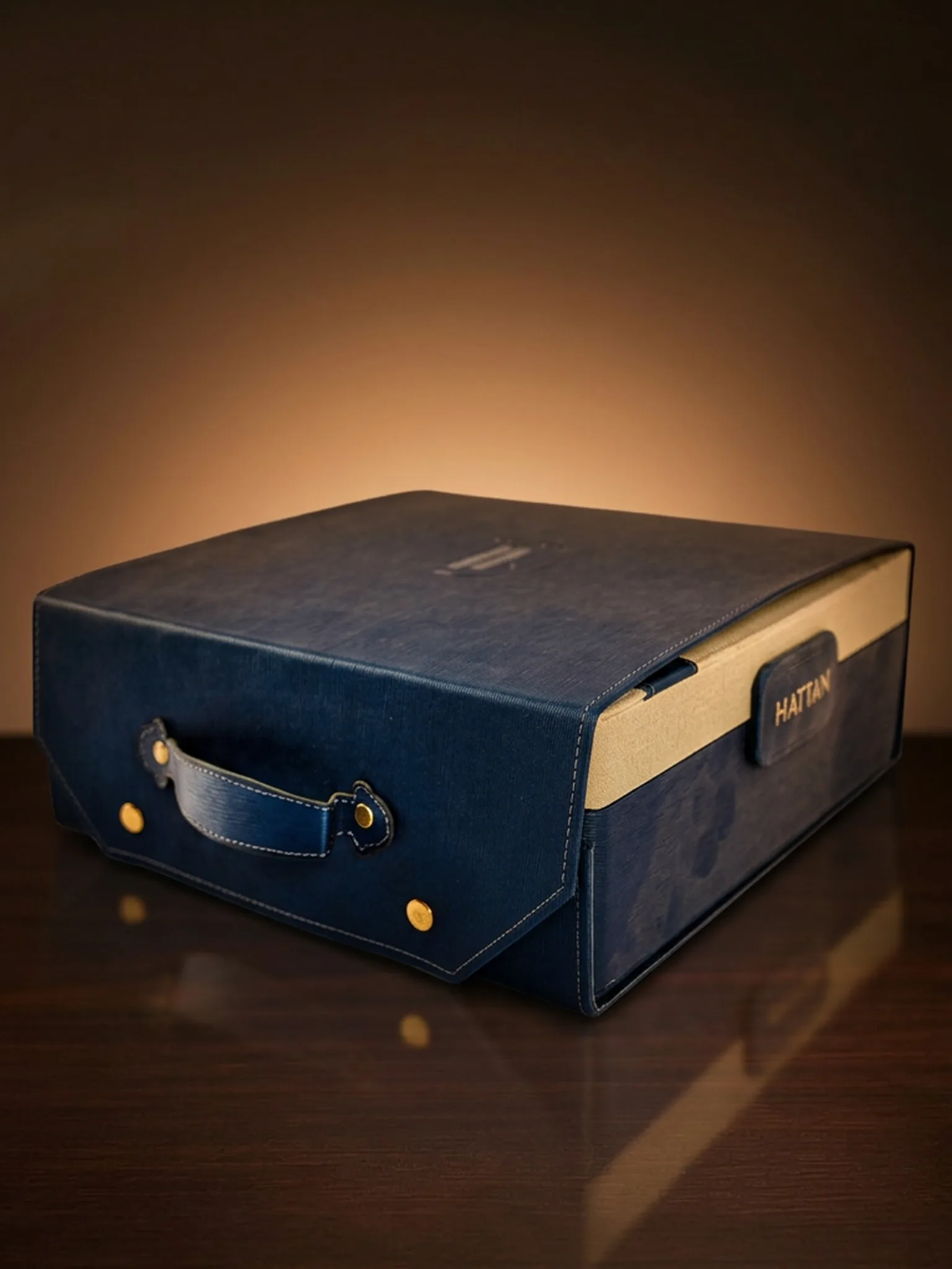 The Valedictorian Gold Keepsake Chest (صندوق التميز الأكاديمي الذهبي)