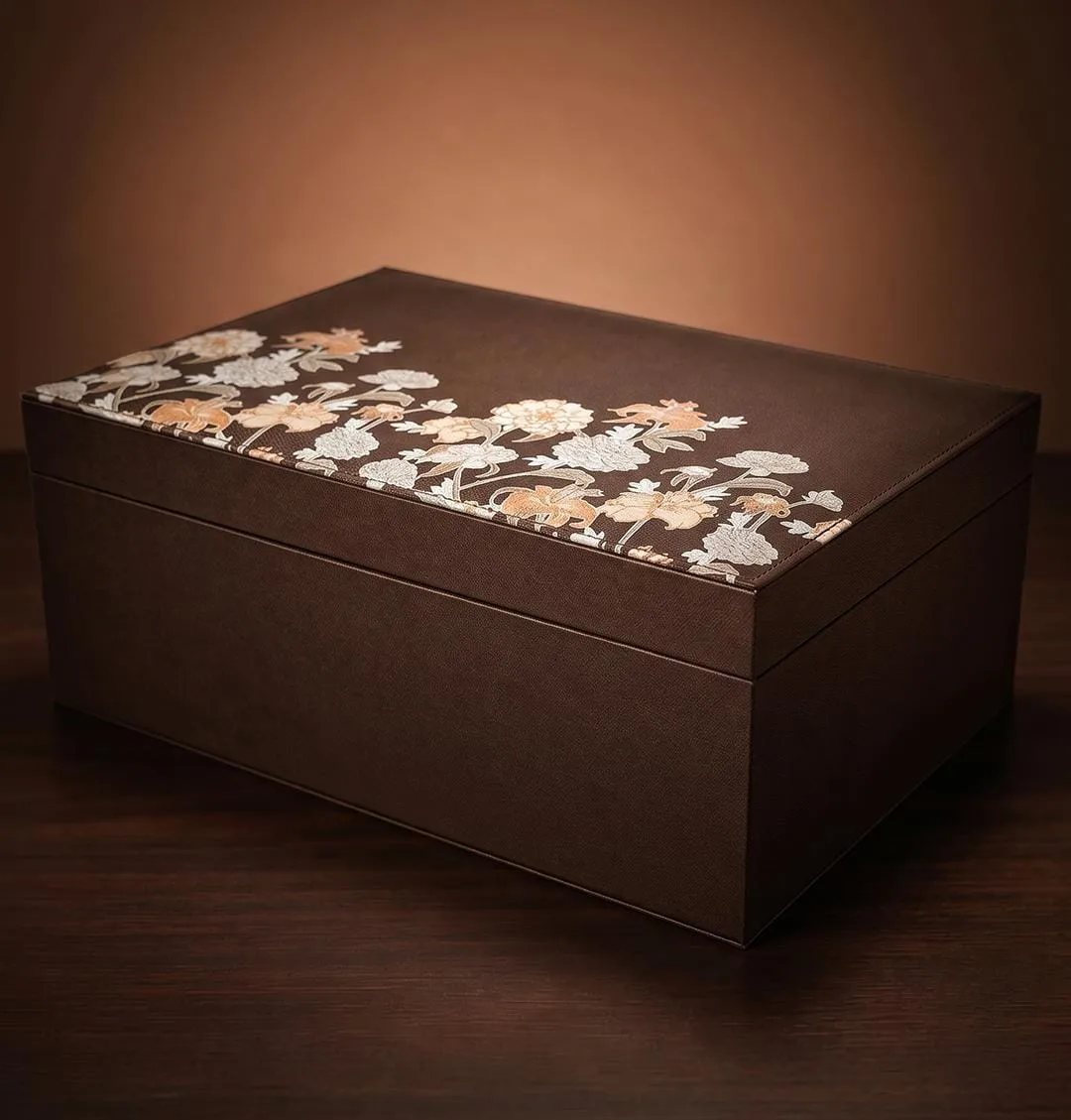 The Golden Nestling Hamper (صندوق العش الذهبي للمواليد)